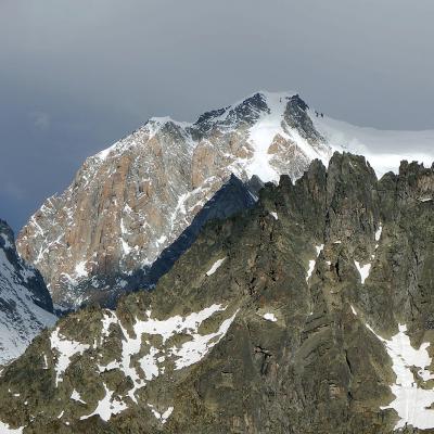 Vue sur le versant Freney du Mont Blanc pendant l'approche