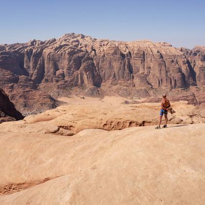 Sommet du Jebel Um Ejil, face au Jebel Rum
