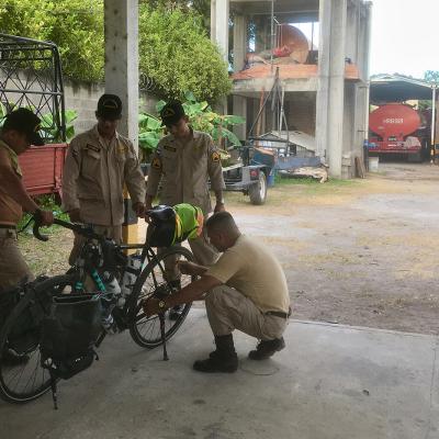 Les pompiers examinent mon vélo