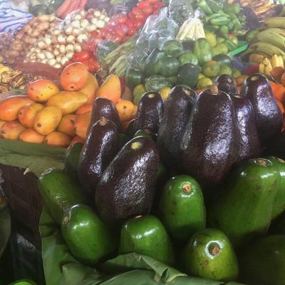Marché plein de choses délicieuses à León au Nicaragua